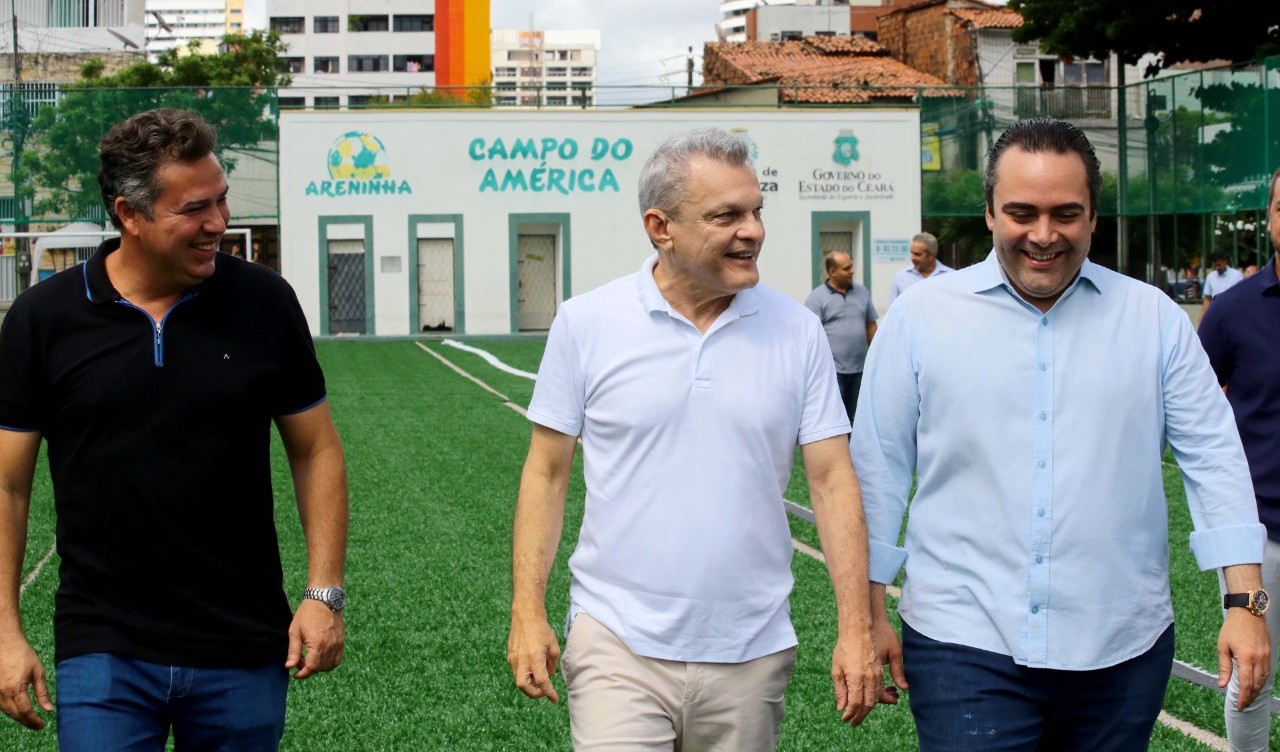 Sarto caminhando no gramado da areninha do campo do américa